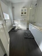 Lovely 3 Bedroom Apartment In Newcastle Upon Tyne With Free Parking