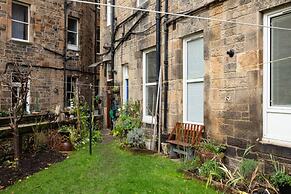 Spacious 2 Bedroom House Near The Meadows