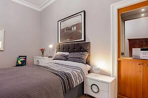 Spacious 2 Bedroom House Near The Meadows