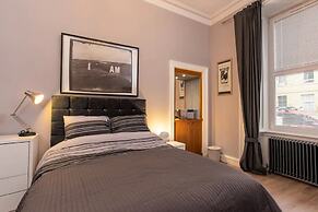 Spacious 2 Bedroom House Near The Meadows