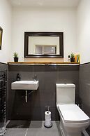 Spacious 2 Bedroom House Near The Meadows