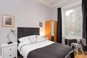 Spacious 2 Bedroom House Near The Meadows