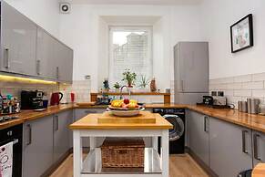 Spacious 2 Bedroom House Near The Meadows