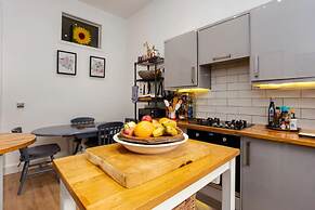 Spacious 2 Bedroom House Near The Meadows