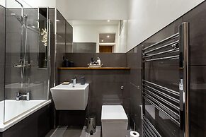 Spacious 2 Bedroom House Near The Meadows