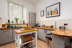 Spacious 2 Bedroom House Near The Meadows