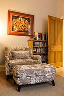 Spacious 2 Bedroom House Near The Meadows