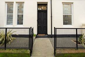 Spacious 2 Bedroom House Near The Meadows