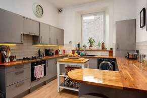 Spacious 2 Bedroom House Near The Meadows