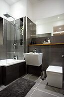 Spacious 2 Bedroom House Near The Meadows