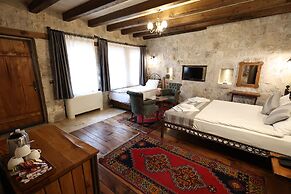 Sarnich Cave Suites