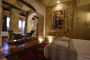 Sarnich Cave Suites