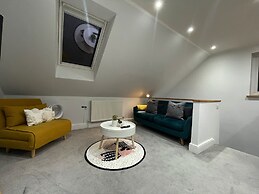 5 Star Unique Luxury Detached Apartment in Windsor