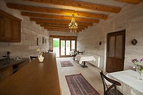 Narcissos Cave Hotel