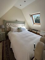 Charming En-suite Bedroom With Patio in St Aubin