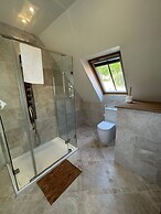 Charming En-suite Bedroom With Patio in St Aubin