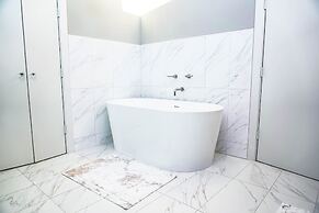 Kaizer Anthony Living