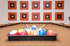 Avenger's, Frozen and Alice in Wonderland Themed Rooms! Private Pool a