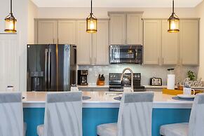 Splendid 4 Bd w/ Pool Close to Disney @ Champions Gate 1006