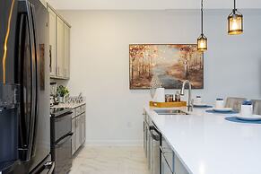 Splendid 4 Bd w/ Pool Close to Disney @ Champions Gate 1006