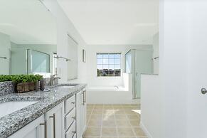 Beautiful 5Bd Single Family w/ Game Room @ 106 Lake Wilson Preserve