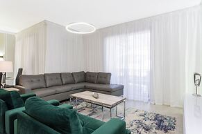 Gorgeous 4Bd Close to Disney w/ Pool @ Storey Lake 4245