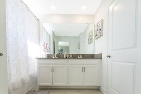 Gorgeous 4Bd Close to Disney w/ Pool @ Storey Lake 4245