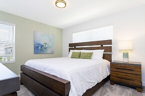 Gorgeous 5 Bd w/ Pool Close to Disney @ Champions Gate 948