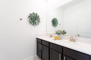 Gorgeous 5 Bd w/ Pool Close to Disney @ Champions Gate 948