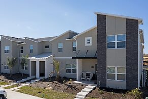 Gorgeous 5 Bd w/ Pool Close to Disney @ Champions Gate 948