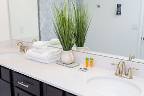 Gorgeous 5 Bd w/ Pool Close to Disney @ Champions Gate 948