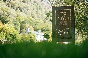 Ty Afon, River House