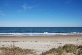 Old Time Beach Front Cottage - The Beach Is Your Backyard! 3 Bedroom C