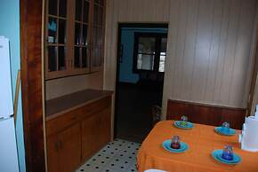 Old Time Beach Front Cottage - The Beach Is Your Backyard! 3 Bedroom C