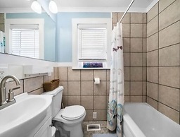 Beach Cabin - Perfect For Your Family Getaway! Pet Friendly! 2 Bedroom