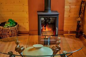 Swan Lodge With Hot Tub, Sauna and Treatments