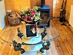 Swan Lodge With Hot Tub, Sauna and Treatments