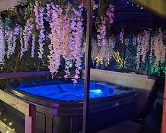 Swan Lodge With Hot Tub, Sauna and Treatments