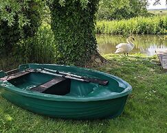 Swan Lodge With Hot Tub, Sauna and Treatments