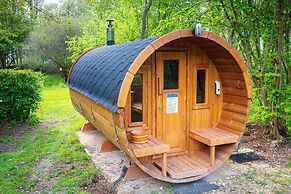 Swan Lodge With Hot Tub, Sauna and Treatments