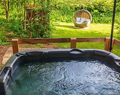 Swan Lodge With Hot Tub, Sauna and Treatments