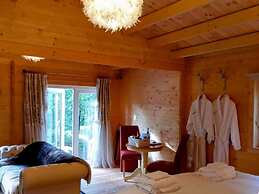 Swan Lodge With Hot Tub, Sauna and Treatments