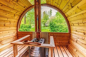 Swan Lodge With Hot Tub, Sauna and Treatments