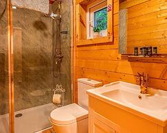 Swan Lodge With Hot Tub, Sauna and Treatments