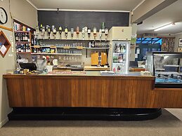 White Horse Inn Restaurant & Motel