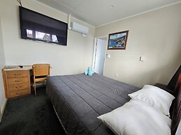White Horse Inn Restaurant & Motel
