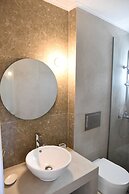 StayBridge Apartments, Mesongi