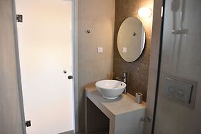 StayBridge Apartments, Mesongi