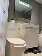 Charming 2-bed Apartment in Kingston Upon Thames