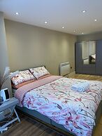 Charming 2-bed Apartment in Kingston Upon Thames